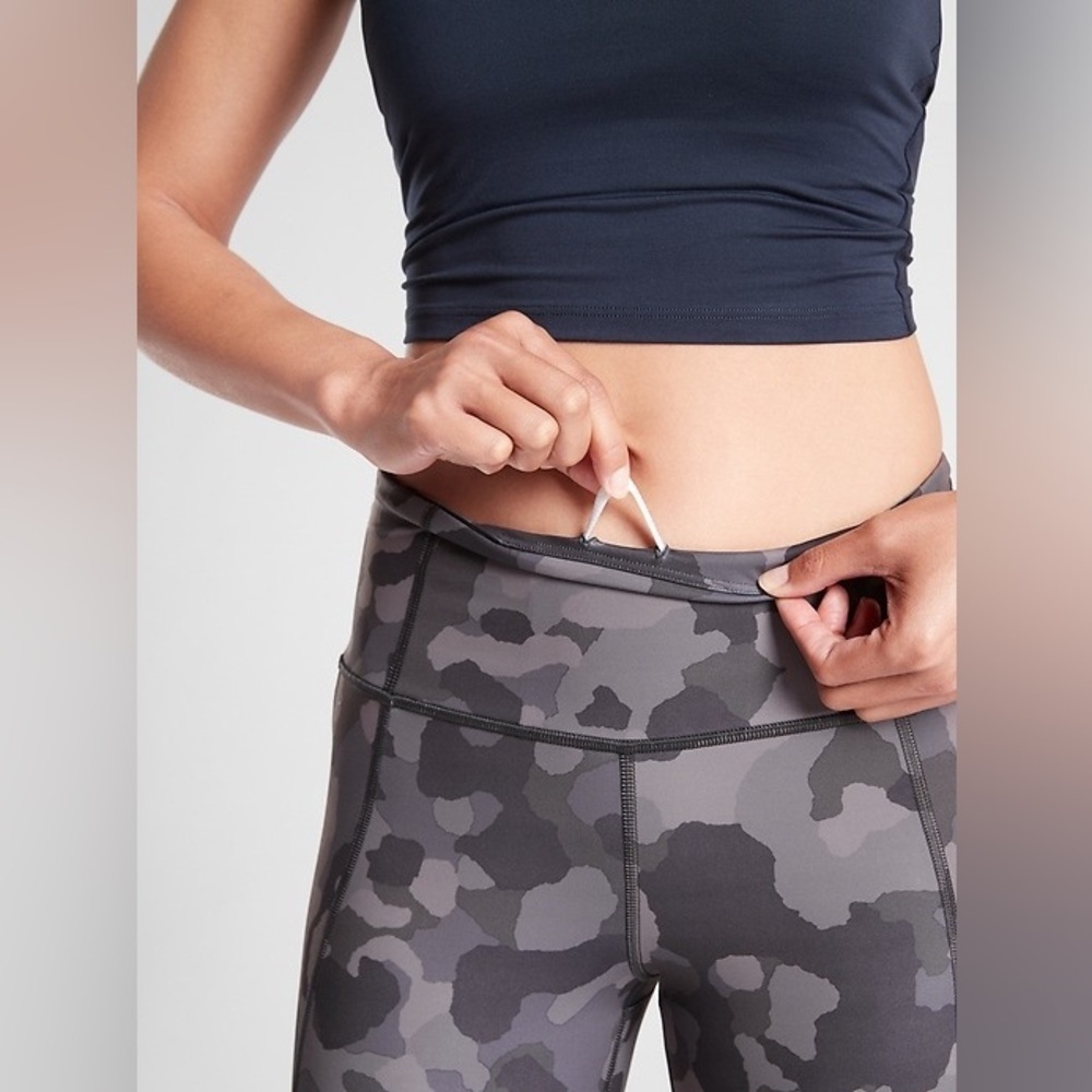 Athleta LIGHTNING CAMO 7/8 TIGHT IN SUPERSONIC Size Medium M - Picture 2 of 9